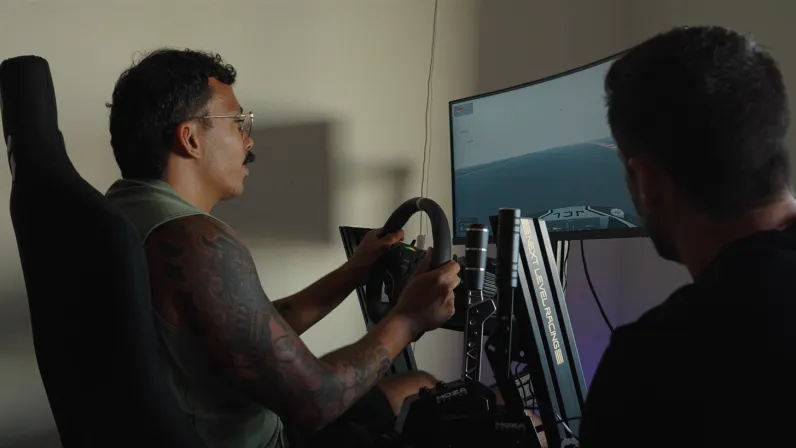 Pendant un an, le créateur Moustache Kréol s'est lancé un défi fou : devenir pilote de course 🏁. Entre préparation physique intense, entraînements sur simulateur et doutes vertigineux, il nous livre un récit brut et sans filtre. Loin des clichés et du vernis d'Internet, Archipels dévoile l'envers du décor d'une aventure humaine bouleversante. 🎥✨