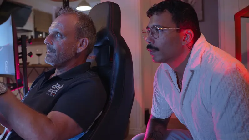 Pendant un an, le créateur Moustache Kréol s'est lancé un défi fou : devenir pilote de course 🏁. Entre préparation physique intense, entraînements sur simulateur et doutes vertigineux, il nous livre un récit brut et sans filtre. Loin des clichés et du vernis d'Internet, Archipels dévoile l'envers du décor d'une aventure humaine bouleversante. 🎥✨