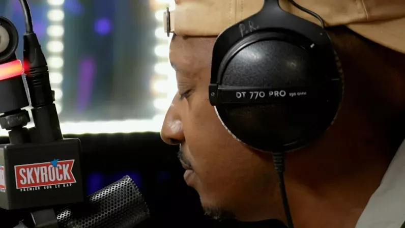 Planète rap accueille l'artiste Soprano . Dans le studio mythique de Skyrock il était venu défendre son  album “Freedom” et enchaînera les live