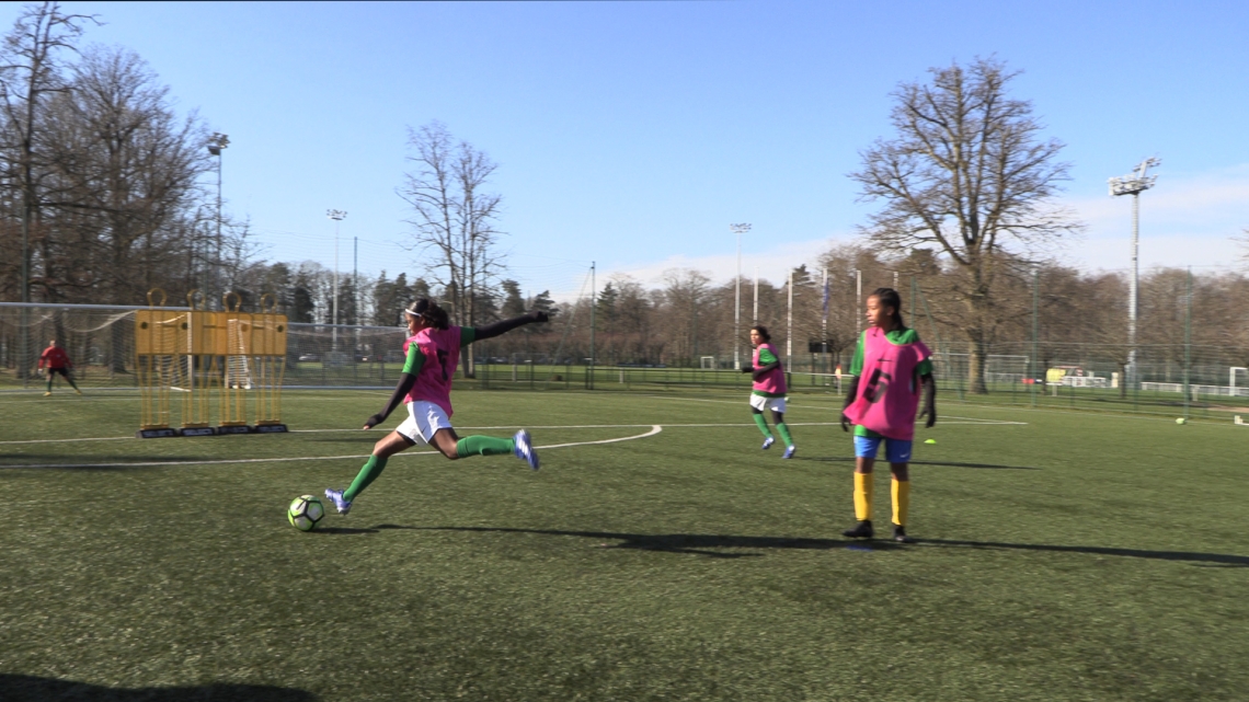      Elles viennent des quatre coins du monde ! De La Réunion, de Mayotte, de Nouvelle-Calédonie, de Polynésie, de Martinique, de Guadeloupe et de Guyane, elles ont 15 ans, et cette sélection de jeunes footballeuses restera gravée dans l’histoire, car pour la première fois tous les territoires d’outre mer ont été conviés à travailler ensemble, de concert, pour créer une équipe ultramarine. Le point de rencontre, Clairefontaine, le temple du football français ! 