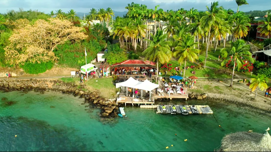 Kwaxicolor à l'Hôtel Bakoua : image drone de jour