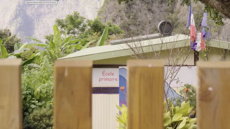« Reines de Mafate, du marronnage à nos jours » dessine le portrait de femmes, avec leurs forces, leurs combats et leurs idées tout en racontant les origines et la culture d’une communauté. 