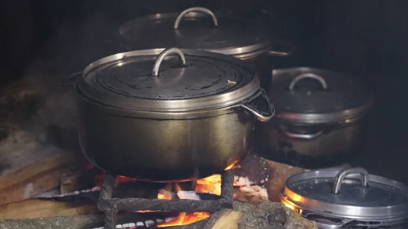 « Reines de Mafate, du marronnage à nos jours » dessine le portrait de femmes, avec leurs forces, leurs combats et leurs idées tout en racontant les origines et la culture d’une communauté. 