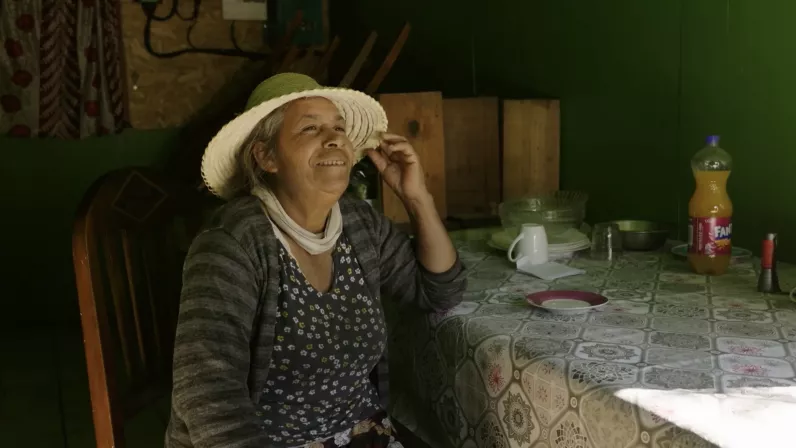 « Reines de Mafate, du marronnage à nos jours » dessine le portrait de femmes, avec leurs forces, leurs combats et leurs idées tout en racontant les origines et la culture d’une communauté. 