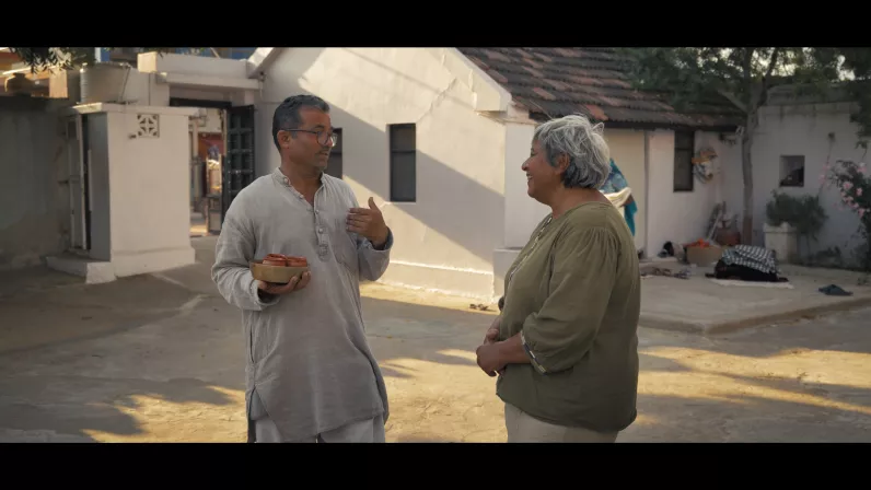 Ce film documentaire invite à partager ce voyage intérieur et géographique. Il propose de retracer l’odyssée des Indiens gujaratis, de l’Inde à Madagascar, jusqu’à La Réunion, en questionnant ce que signifie “être réunionnais” à travers cette histoire de migrations et de métissages. 