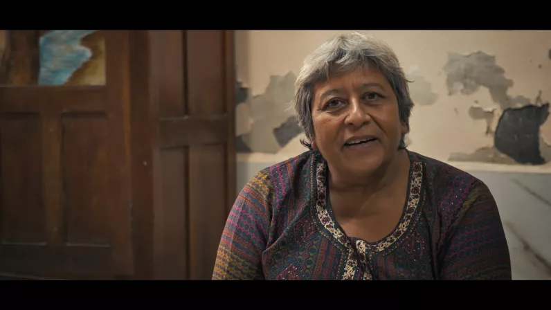 Ce film documentaire invite à partager ce voyage intérieur et géographique. Il propose de retracer l’odyssée des Indiens gujaratis, de l’Inde à Madagascar, jusqu’à La Réunion, en questionnant ce que signifie “être réunionnais” à travers cette histoire de migrations et de métissages