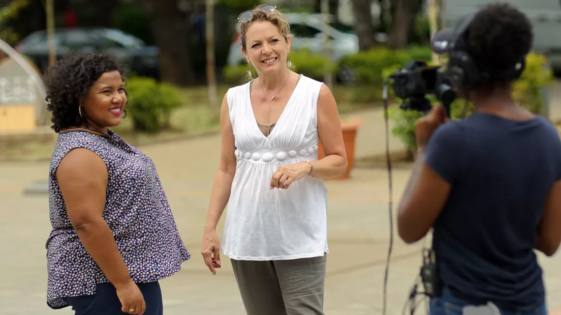 Cette année, c'est Johanne Vélia qui nous emmène partout à La Réunion. Qu'il pleuve, qu'il vente ou... que le volcan i pète! Johanne n'a peur de rien et nous fait découvrir les lieux touristiques, les lieux urbains, les lieux où l'on travaille, bref, là où les Réunionnais vivent. 