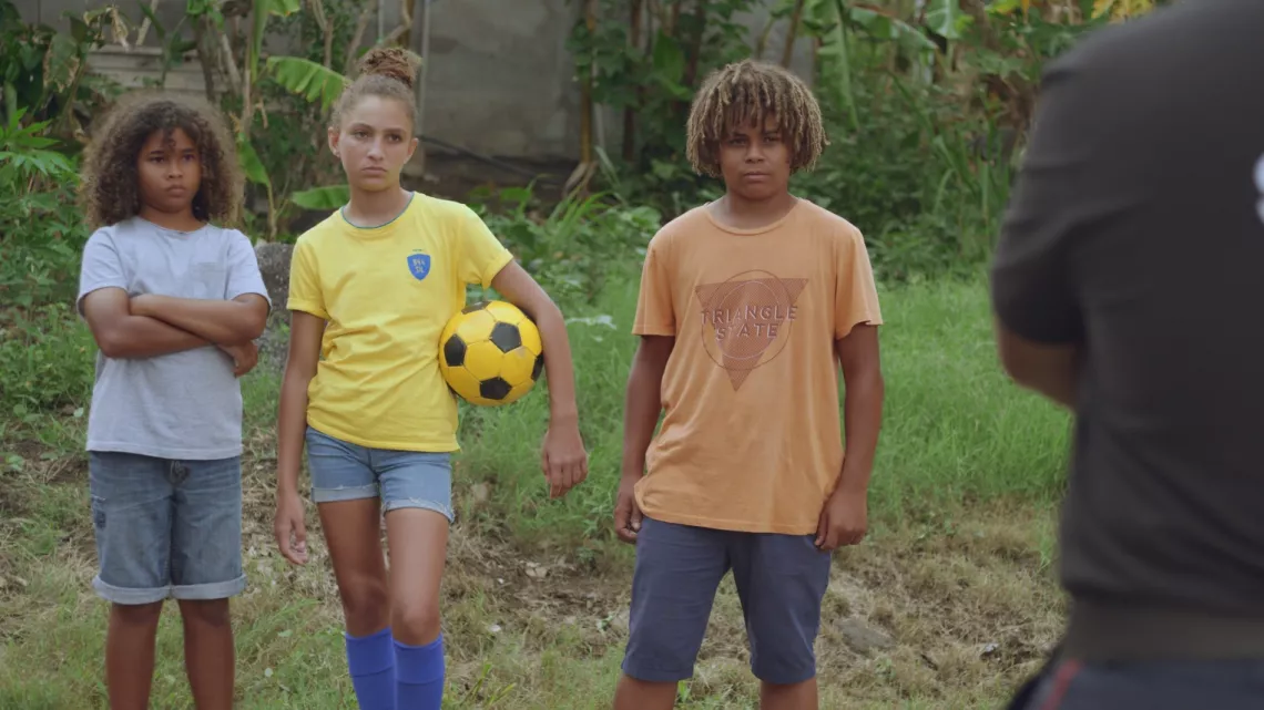 Eva, jeune réunionnaise de 11 ans, voit sa vie chamboulée quand elle découvre avec ses deux amis Alix et Rémi que leur « repaire », l’endroit où ils passaient leur temps libre est détruit.