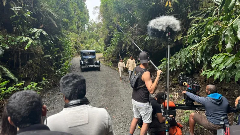 Incursion poignante dans l'histoire de La Réunion et de ses transports : découvrez TAKDEER, l'histoire captivante d'Osmann MOOLAND. Du mythique « bus courant d'air » à l'essor des réseaux voyageurs, plongez dans l'héritage d'un bâtisseur qui a marqué notre île. 🚌💨