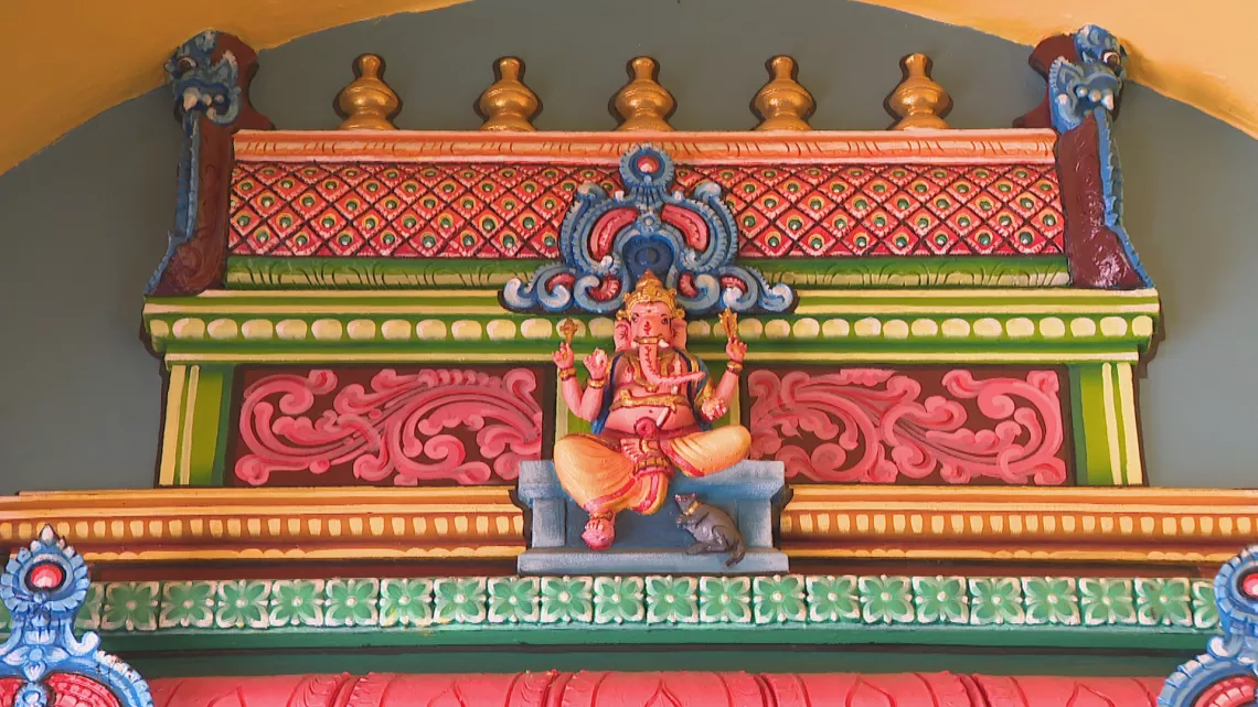 Pouttandou Vajtoukkel 5124 : « Bonne année 5124 » à la communauté indienne tamoule sur Réunion la 1ère !  Le temple de l’association Siva Vishnou Karly de Saint-Paul a été érigé il y a 135 ans. Il se compose de deux sanctuaires principaux qui abritent respectivement la demeure de SHRI MOUROUGA et l’autre celle de SHRI MARIAMMAN.  Dans ce lieu de culte hindou, on organise chaque année deux importantes tavam ou pénitences à savoir le Kâvadi en l’honneur de SHRI MOUROUGA et une timidi ou marche sur le feu en l