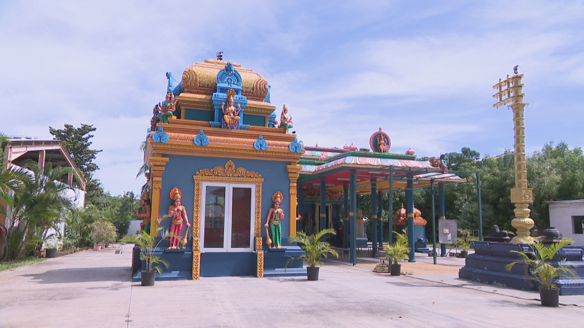 Pouttandou Vajtoukkel 5124 : « Bonne année 5124 » à la communauté indienne tamoule sur Réunion la 1ère !  Le temple de l’association Siva Vishnou Karly de Saint-Paul a été érigé il y a 135 ans. Il se compose de deux sanctuaires principaux qui abritent respectivement la demeure de SHRI MOUROUGA et l’autre celle de SHRI MARIAMMAN.  Dans ce lieu de culte hindou, on organise chaque année deux importantes tavam ou pénitences à savoir le Kâvadi en l’honneur de SHRI MOUROUGA et une timidi ou marche sur le feu en l
