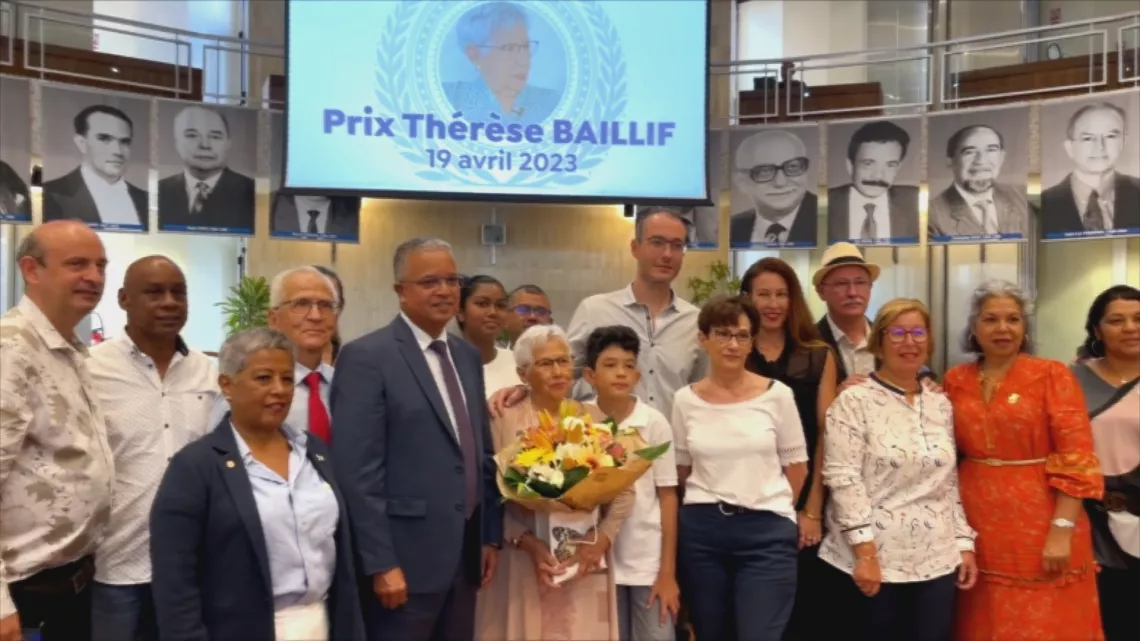 C’est l’histoire d’une jeune fille réunionnaise, issue d’une famille modeste, que tout destinait à devenir une femme au foyer. Mais le destin de Thérèse Lucas, devenue Baillif en 1953, est ailleurs. Elle choisit de travailler et dédie sa vie à la cause des femmes. Après une brillante carrière au sein de l’Office National des Forêts, elle met toute son énergie et ses compétences pour lutter contre les violences intrafamiliales. 