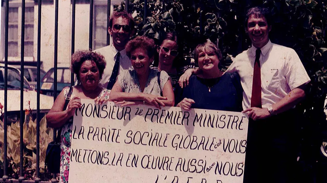 C’est l’histoire d’une jeune fille réunionnaise, issue d’une famille modeste, que tout destinait à devenir une femme au foyer. Mais le destin de Thérèse Lucas, devenue Baillif en 1953, est ailleurs. Elle choisit de travailler et dédie sa vie à la cause des femmes. Après une brillante carrière au sein de l’Office National des Forêts, elle met toute son énergie et ses compétences pour lutter contre les violences intrafamiliales. 