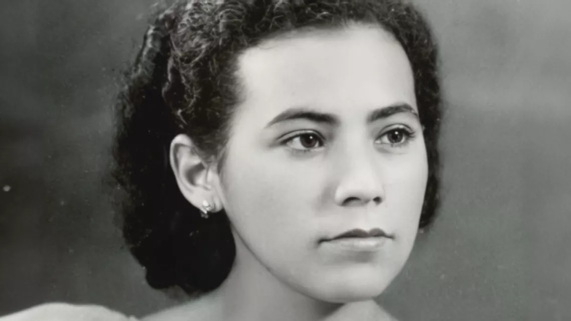 C’est l’histoire d’une jeune fille réunionnaise, issue d’une famille modeste, que tout destinait à devenir une femme au foyer. Mais le destin de Thérèse Lucas, devenue Baillif en 1953, est ailleurs. Elle choisit de travailler et dédie sa vie à la cause des femmes. Après une brillante carrière au sein de l’Office National des Forêts, elle met toute son énergie et ses compétences pour lutter contre les violences intrafamiliales. 