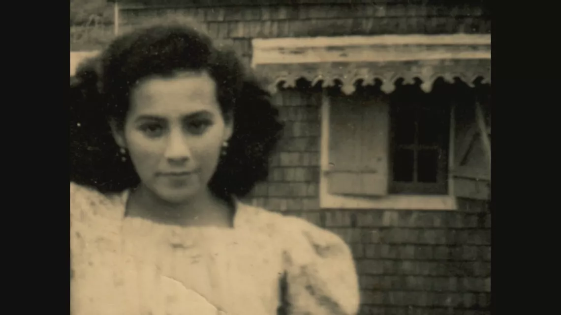 C’est l’histoire d’une jeune fille réunionnaise, issue d’une famille modeste, que tout destinait à devenir une femme au foyer. Mais le destin de Thérèse Lucas, devenue Baillif en 1953, est ailleurs. Elle choisit de travailler et dédie sa vie à la cause des femmes. Après une brillante carrière au sein de l’Office National des Forêts, elle met toute son énergie et ses compétences pour lutter contre les violences intrafamiliales.  