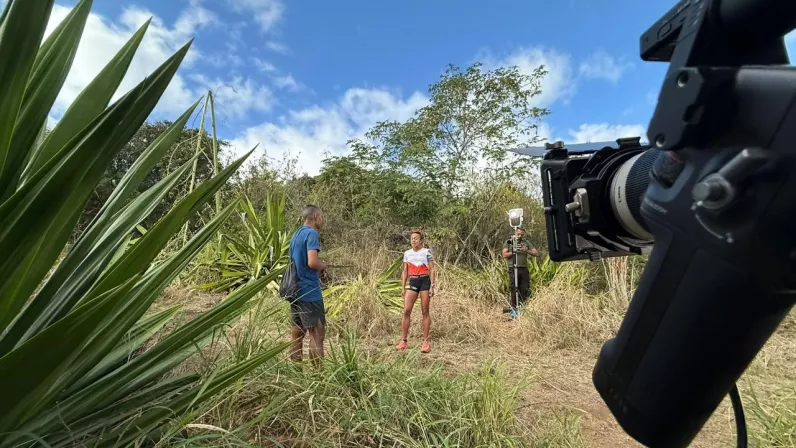 Pour une immersion au cœur du trail réunionnais, Eddy Palma nous propose un instant privilégié aux côtés des grandes figures du trail péï afin de partager leurs expériences et révéler l’humain derrière le sportif. Plus qu’une simple discussion, c’est une parenthèse intime où l’on découvre ce qui anime ces passionnés et ce qui fait la singularité du trail à La Réunion.