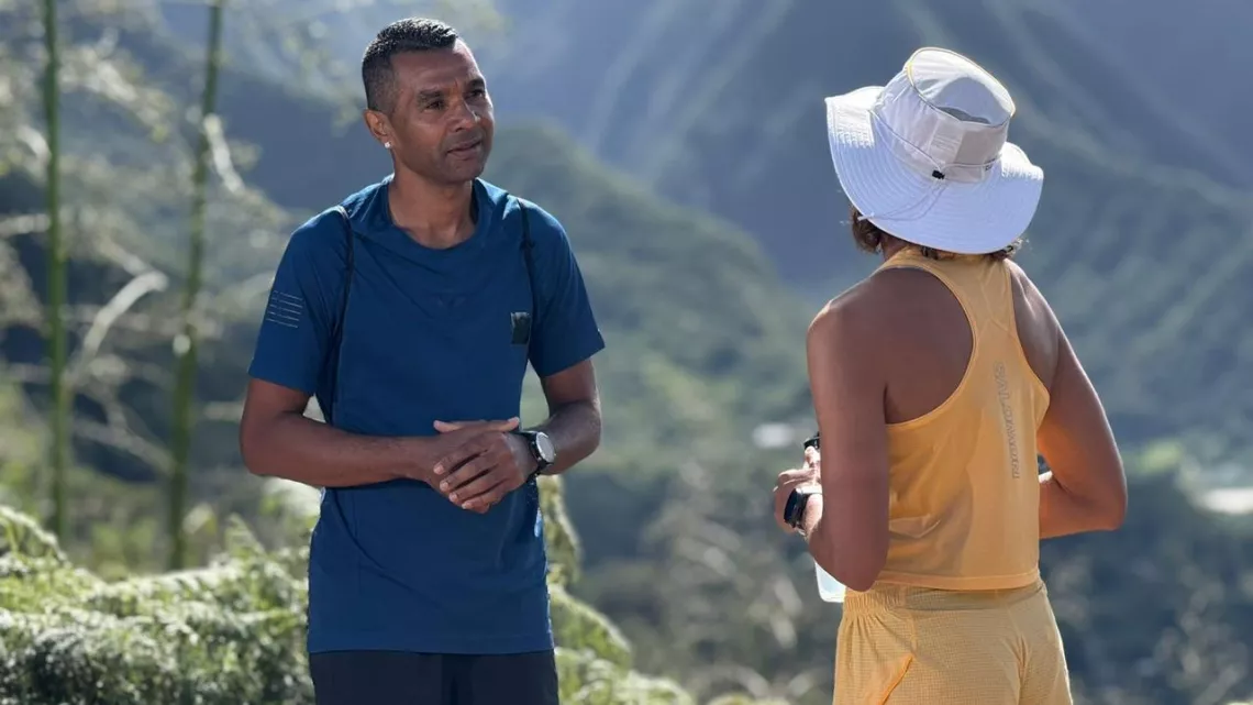 Pour une immersion au cœur du trail réunionnais, Eddy Palma nous propose un instant privilégié aux côtés des grandes figures du trail péï afin de partager leurs expériences et révéler l’humain derrière le sportif. Plus qu’une simple discussion, c’est une parenthèse intime où l’on découvre ce qui anime ces passionnés et ce qui fait la singularité du trail à La Réunion.
