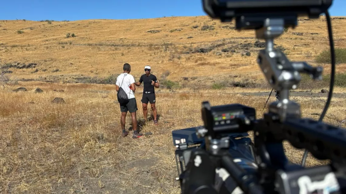 Pour une immersion au cœur du trail réunionnais, Eddy Palma nous propose un instant privilégié aux côtés des grandes figures du trail péï afin de partager leurs expériences et révéler l’humain derrière le sportif. Plus qu’une simple discussion, c’est une parenthèse intime où l’on découvre ce qui anime ces passionnés et ce qui fait la singularité du trail à La Réunion.