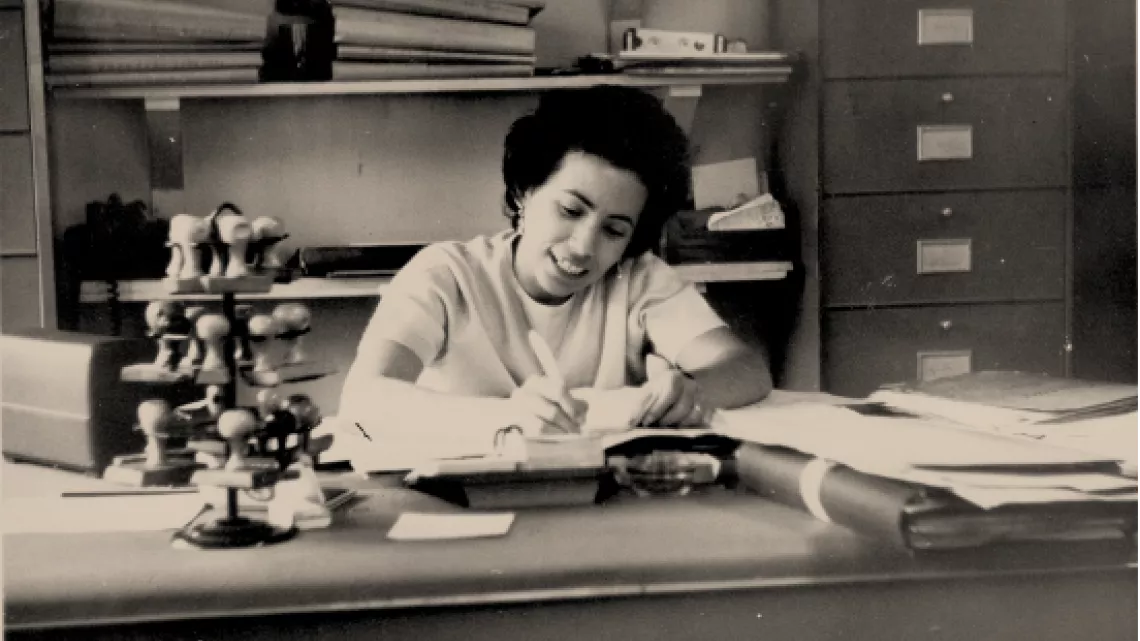 C’est l’histoire d’une jeune fille réunionnaise, issue d’une famille modeste, que tout destinait à devenir une femme au foyer. Mais le destin de Thérèse Lucas, devenue Baillif en 1953, est ailleurs. Elle choisit de travailler et dédie sa vie à la cause des femmes. Après une brillante carrière au sein de l’Office National des Forêts, elle met toute son énergie et ses compétences pour lutter contre les violences intrafamiliales. 