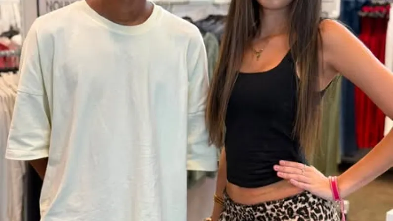 🛍️ UN LOOK D'ENFER (Saison 18) Votre rendez-vous mode préféré revient pour cette rentrée sur Réunion La 1ère avec de gros changements ! ⚡ ✨ « Votre rendez-vous mode préféré revient pour cette rentrée sur Réunion La 1ère avec une métamorphose éclatante ! ⚡ » ✨ Le grand show relooking 100% péi fait sa métamorphose ! •	Présentation : Coralie