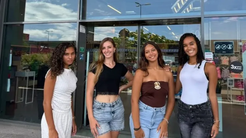 🛍️ UN LOOK D'ENFER (Saison 18) Votre rendez-vous mode préféré revient pour cette rentrée sur Réunion La 1ère avec de gros changements ! ⚡ ✨ « Votre rendez-vous mode préféré revient pour cette rentrée sur Réunion La 1ère avec une métamorphose éclatante ! ⚡ » ✨ Le grand show relooking 100% péi fait sa métamorphose ! •	Présentation : Coralie