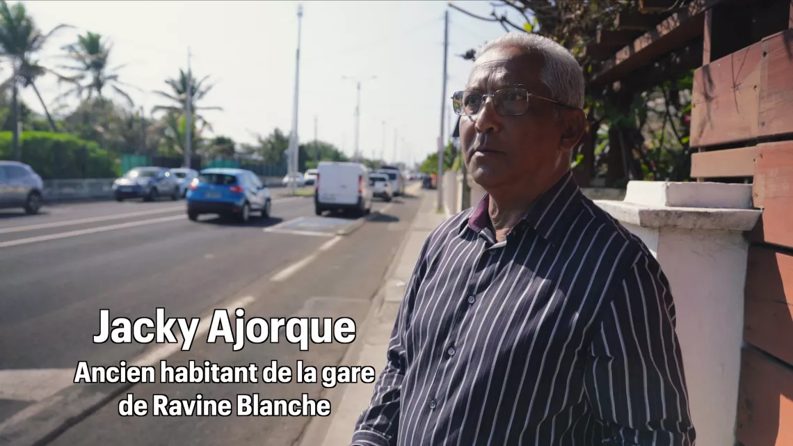 C'est l'Histoire d’un Ti-train. Un Ti-train fantôme qui tracte ses démons et ses joies bien malgré lui ; un fantôme qui a bel et bien existé et qui a sillonné La Réunion pendant presque 100 ans.