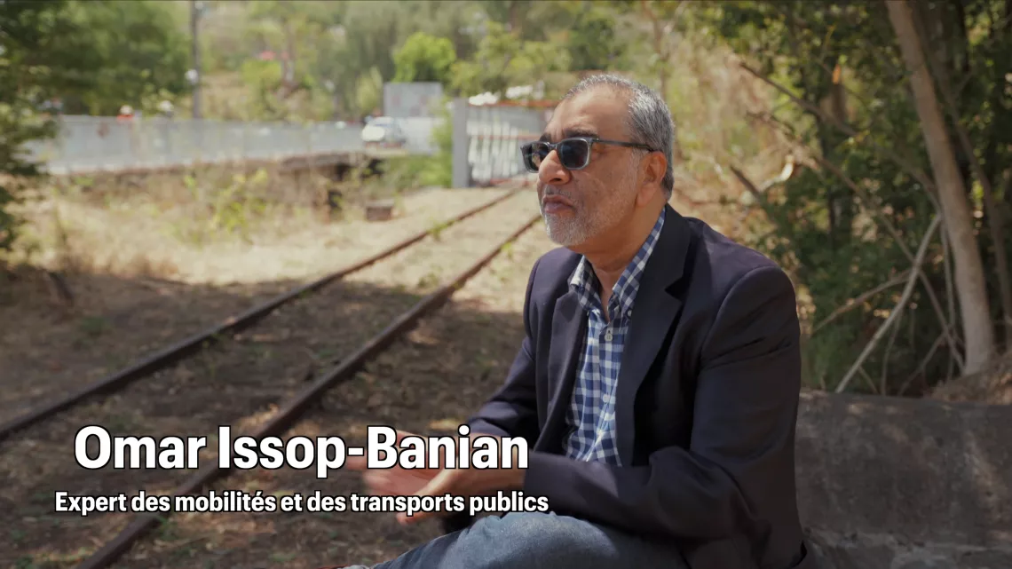 C'est l'Histoire d’un Ti-train. Un Ti-train fantôme qui tracte ses démons et ses joies bien malgré lui ; un fantôme qui a bel et bien existé et qui a sillonné La Réunion pendant presque 100 ans.