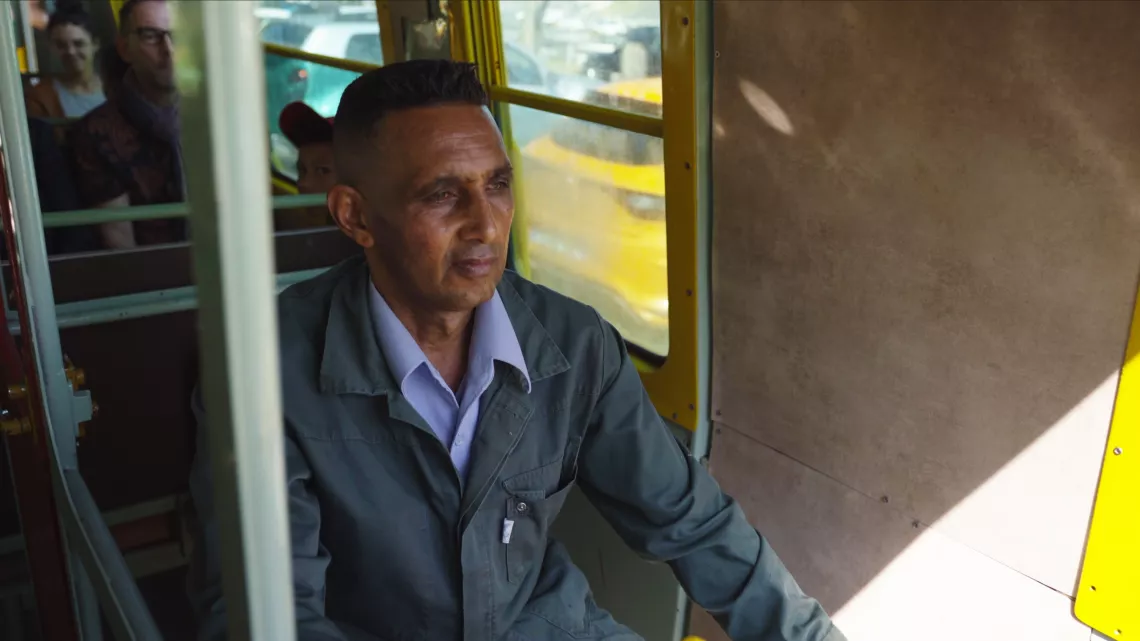 C'est l'Histoire d’un Ti-train. Un Ti-train fantôme qui tracte ses démons et ses joies bien malgré lui ; un fantôme qui a bel et bien existé et qui a sillonné La Réunion pendant presque 100 ans.
