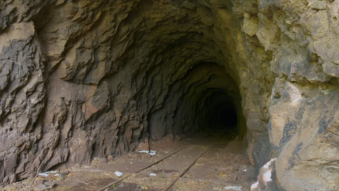 C'est l'Histoire d’un Ti-train. Un Ti-train fantôme qui tracte ses démons et ses joies bien malgré lui ; un fantôme qui a bel et bien existé et qui a sillonné La Réunion pendant presque 100 ans.