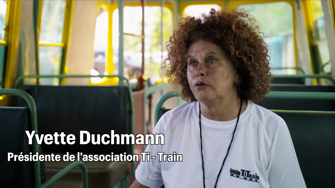 C'est l'Histoire d’un Ti-train. Un Ti-train fantôme qui tracte ses démons et ses joies bien malgré lui ; un fantôme qui a bel et bien existé et qui a sillonné La Réunion pendant presque 100 ans.