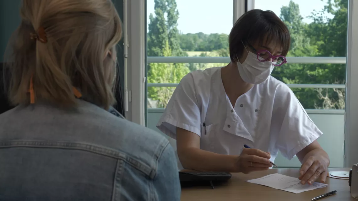 Une patiente enceinte et le docteur Céline Plard-Dugas