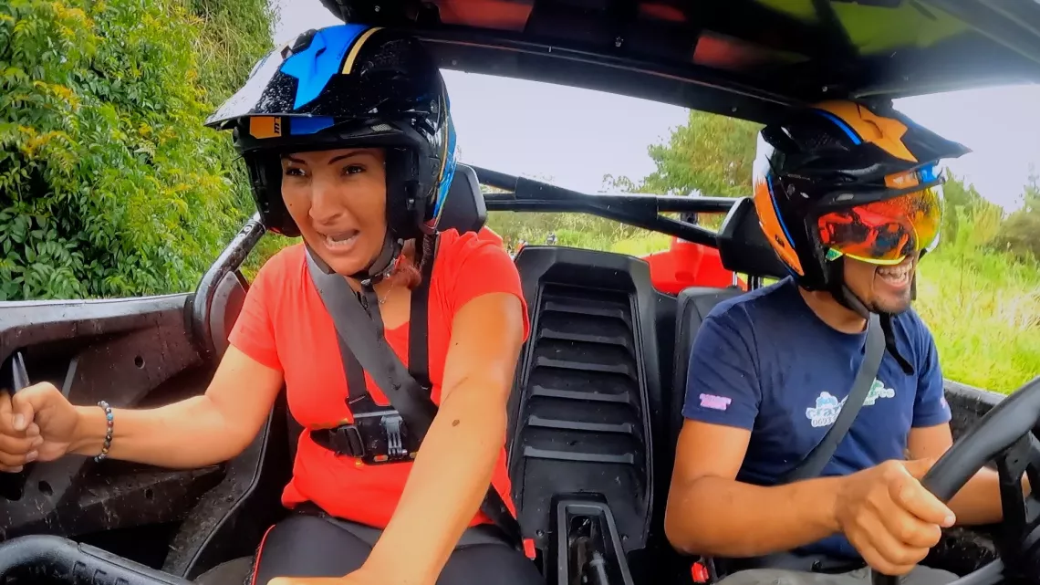 Pour ce cinquième épisode Tony embarquent  Eddy, Maïté et Valérie vers la Plaine des Cafres au cœur de magnifiques paysages authentiques où l’on pratique de différentes activités sportives : randonnées pédestres, balades équestres, VTT….. Puis ils rejoindront la Plaine-des-Palmistes qui est un havre de douceur avec de paysages grandioses avec notamment la très fréquentée cascade Biberon