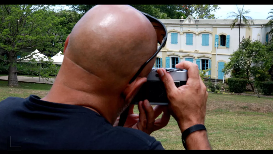 ce documentaire ART-KREOLOZIT explore les thèmes fondamentaux qu’a voulu mettre en lumière son homonyme Wilhiam ZITTE.  Des thèmes qui ont questionné l’esclavage, le marronnage, la langue et le statut identitaire du noir. De sa représentation injustement dissociée de la beauté que l’artiste a rétabli par un fort travail de portraits intitulé « TET KAF » qui a prôné fier et fort « KAF LÉ JOLI ». 