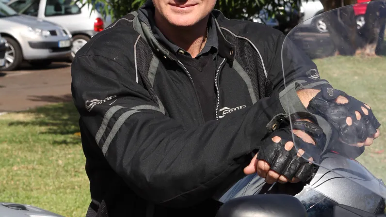 «Yves Gruyer» : la marque et la voix historique des routes réunionnaises prend sa retraite et entame son ultime périple au cœur des communes 🏍️