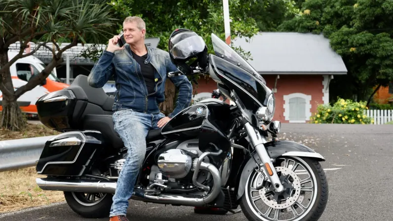 « Yves Gruyer » : la marque et la voix historique des routes réunionnaises prend sa retraite et entame son ultime périple au cœur des communes 🏍️