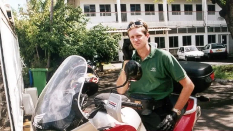 «Yves Gruyer» : la marque et la voix historique des routes réunionnaises prend sa retraite et entame son ultime périple au cœur des communes 🏍️