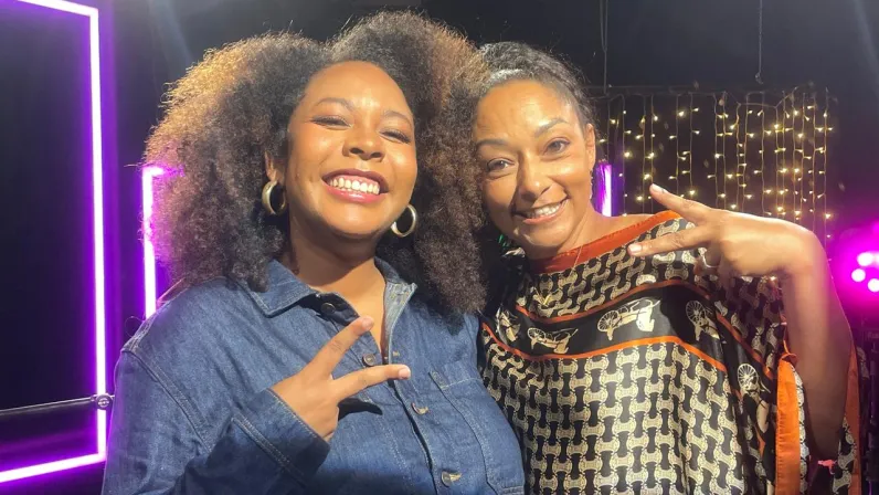 Zétwal : Rencontre avec Léa Noël pour la Saint-Valentin À l’occasion de la Saint-Valentin, l'émission Zétwal s'illumine en accueillant une figure montante de la scène réunionnaise : Léa Noël. Dans le cadre chaleureux de ce rendez-vous musical, l'artiste se livre à Yaëlle Trulès pour un moment de partage authentique, mêlant confidences et performance live.