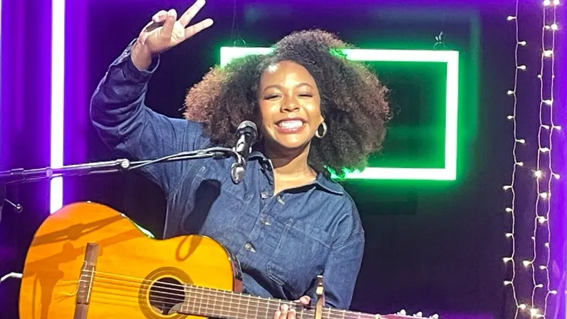 Zétwal : Rencontre avec Léa Noël pour la Saint-Valentin À l’occasion de la Saint-Valentin, l'émission Zétwal s'illumine en accueillant une figure montante de la scène réunionnaise : Léa Noël. Dans le cadre chaleureux de ce rendez-vous musical, l'artiste se livre à Yaëlle Trulès pour un moment de partage authentique, mêlant confidences et performance live.