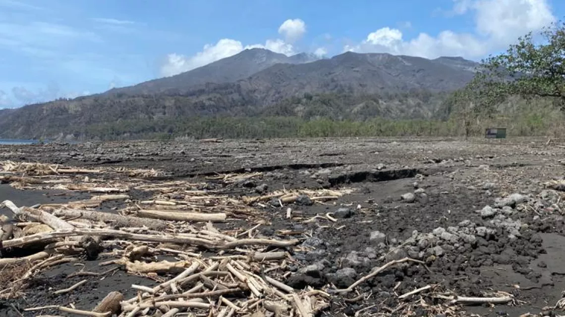 Caraïbes, le mensuel : Lahar à Wallilabou avec la soufrière en arrière plan
