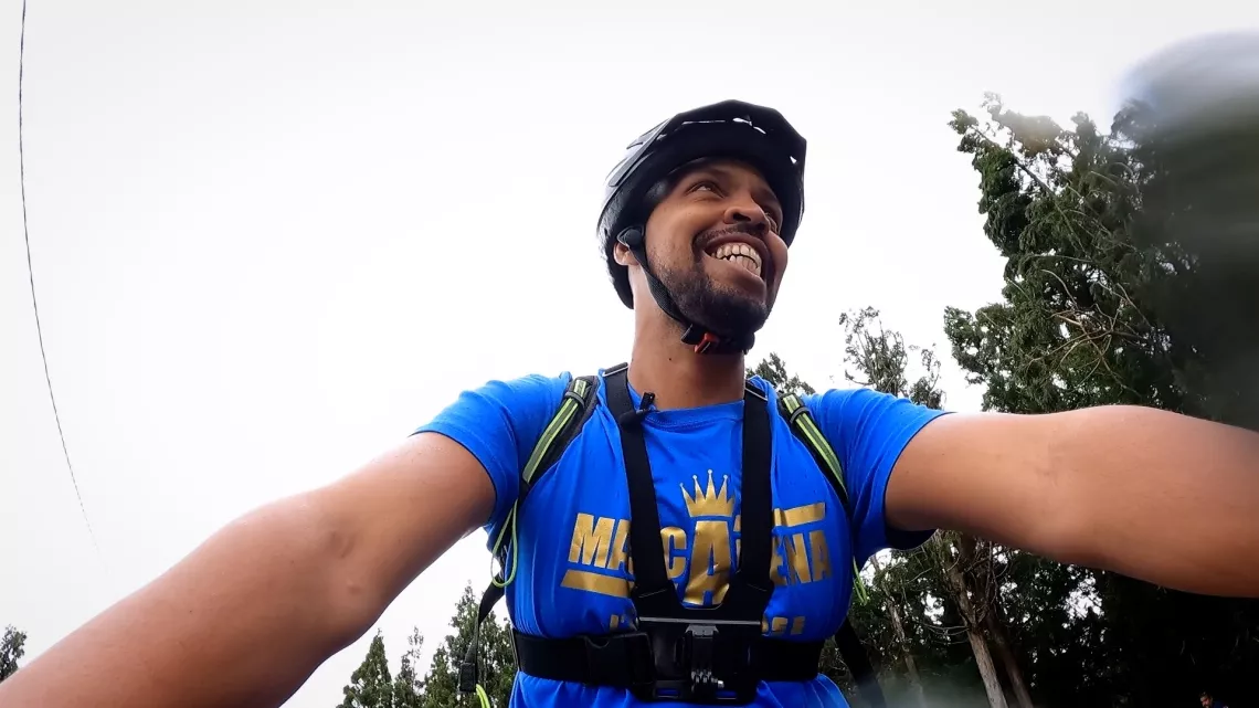 Pour ce cinquième épisode Tony embarquent  Eddy, Maïté et Valérie vers la Plaine des Cafres au cœur de magnifiques paysages authentiques où l’on pratique de différentes activités sportives : randonnées pédestres, balades équestres, VTT….. Puis ils rejoindront la Plaine-des-Palmistes qui est un havre de douceur avec de paysages grandioses avec notamment la très fréquentée cascade Biberon