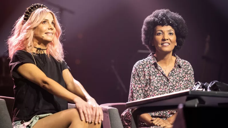 Île de La Réunion au Palais des Congrès C’était le 20 décembre 2021 à l’occasion des 30 ans de carrière de Marie-Alice Sinaman.  Zot té pa laba ? Avec Réunion la 1ère c’est comme si vous y étiez ! En famille ou entre amis, réservez votre soirée du dimanche 30 janvier dès 19.45. Que rêver de mieux pour débuter l’année 2022 ! Que du bonheur pour les innombrables fans des joyeux drilles que sont Thierry Jardinot, Sarah Defeyres (Ze Tantines), Erick Fleuris et Wildrid Thémyr qui mettent l’humour de La Réunion a