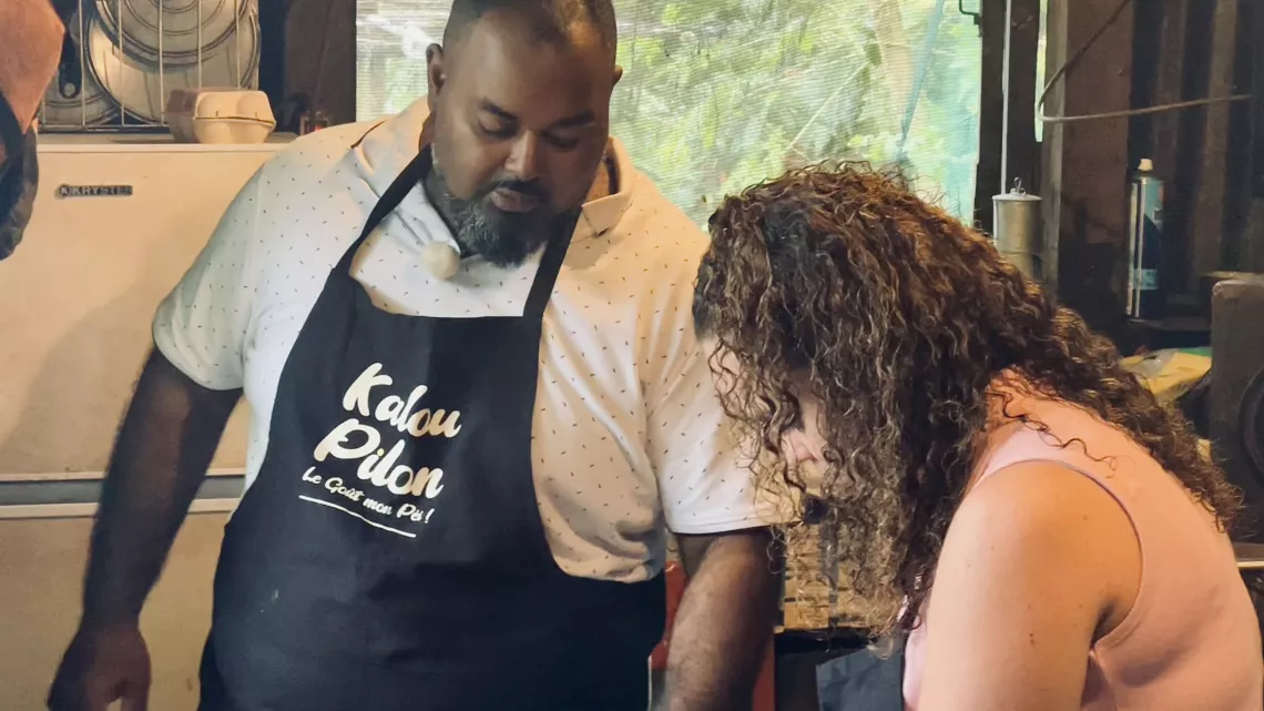 Pour cette troisième édition, Jacky et Olivier nous emmènent de nouveau découvrir le terroir de notre belle île. L’art de la table est alors un prétexte pour rencontrer ces amateurs passionnés de cuisine, leurs familles et échanger leurs délicieuses recettes. C’est sûr, cette émission vous mettra l’eau à la bouche ! Vous découvrirez de nouvelles recettes mais aussi une surprise, une participante chère au public réunionnais qui partagera sa table avec Kalou Pilon."