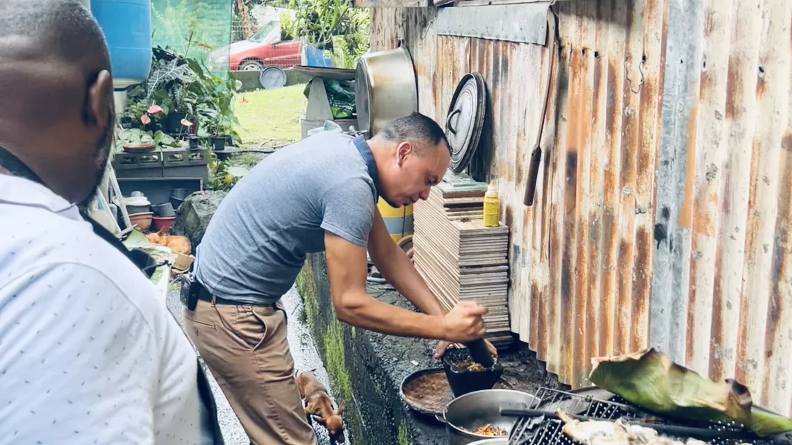 Pour cette troisième édition, Jacky et Olivier nous emmènent de nouveau découvrir le terroir de notre belle île. L’art de la table est alors un prétexte pour rencontrer ces amateurs passionnés de cuisine, leurs familles et échanger leurs délicieuses recettes. C’est sûr, cette émission vous mettra l’eau à la bouche ! Vous découvrirez de nouvelles recettes mais aussi une surprise, une participante chère au public réunionnais qui partagera sa table avec Kalou Pilon."