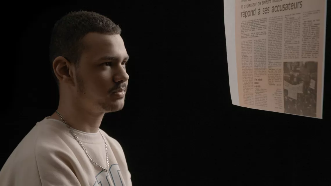 Lycéen de Courbet lisant les réactions des lecteurs dans la presse