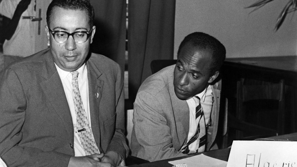 M'Hamed Yazid et Frantz Fanon représentent le FLN (Front de Libération nationale) et l'Algérie à la Conférence panafricaine au Palais de la Culture de Léopoldville, le 27 août 1960