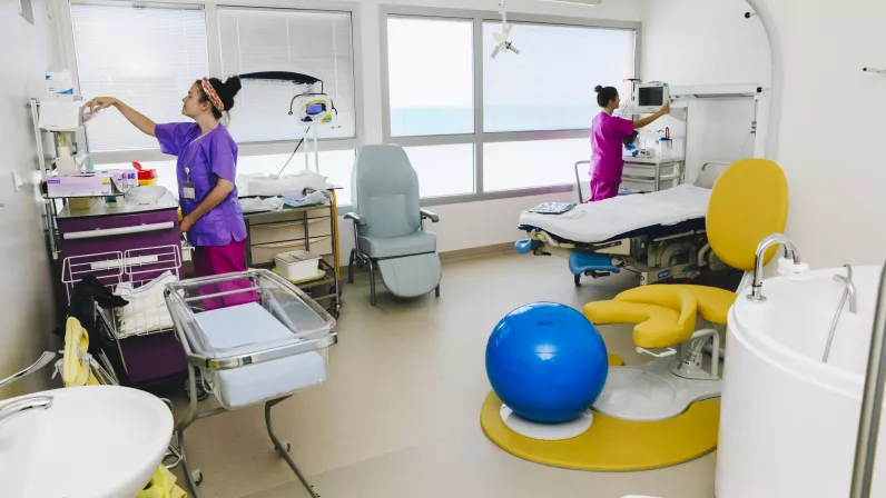 NOUVELLE-CALEDONIE, NAITRE ENTRE DEUX ILES