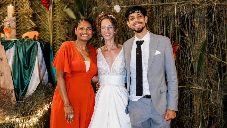 Six mariages, six histoires uniques, et une complice de chaque instant : Rocaya. Pour ce grand final, elle vous invite à une union d’exception, bénie par Monseigneur Pascal Chane-Teng.