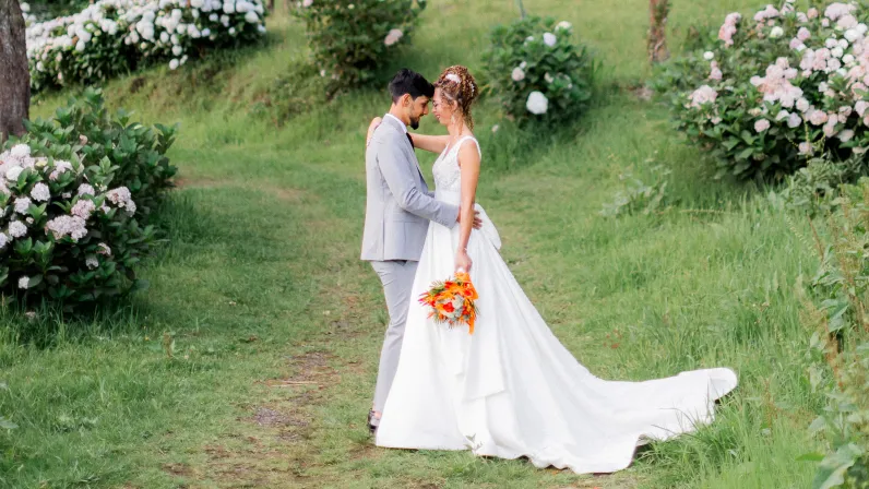 Six mariages, six histoires uniques, et une complice de chaque instant : Rocaya. Pour ce grand final, elle vous invite à une union d’exception, bénie par Monseigneur Pascal Chane-Teng.