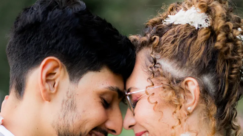 Six mariages, six histoires uniques, et une complice de chaque instant : Rocaya. Pour ce grand final, elle vous invite à une union d’exception, bénie par Monseigneur Pascal Chane-Teng.