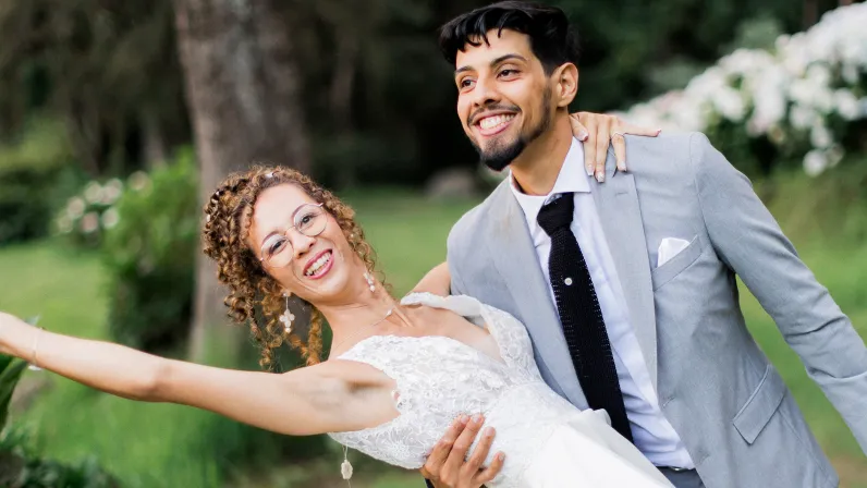 Six mariages, six histoires uniques, et une complice de chaque instant : Rocaya. Pour ce grand final, elle vous invite à une union d’exception, bénie par Monseigneur Pascal Chane-Teng.